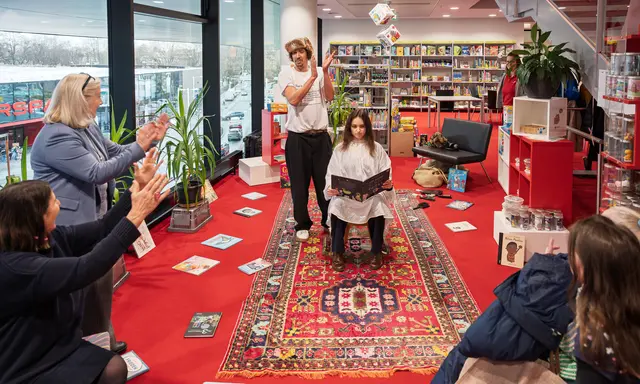 Beim "Weltsprachenfest" nutzten zahlreiche Besucherinnen und Besucher aller Altersgruppen die Gelegenheit, sprachliche und kulturelle Vielfalt auf spielerische und interaktive Weise zu erleben. | Foto: Stadt Salzburg/Alexander Killer