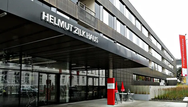 Die Pflege Liesing, also das Helmut-Zilk-Haus, liegt gleich hinter dem Amtshaus beim Liesinger Platz. | Foto: Karl B.