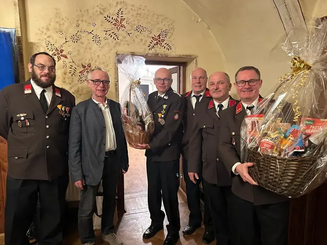 v.l.n.r Feuerwehrkommandant Stv. BI Stephan Weiss, Bürgermeister Roman Sigmund, V Franz Puschner, Leiter des Verwaltungsdienstes V Ingo Schäfer, Feuerwehrkommandant OBI Hannes Plank, OBI Gerhard Auringer | Foto: FF Fuchsenbigl