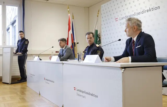 In einer gemeinsamen Pressekonferenz informierten Rene Kornberger vom LKA Steiermark, Landespolizeidirektor Gerald Ortner und StA-Mediensprecher Staatsanwalt Christian Kroschl (v.l) über den aktuellen Ermittlungsstand zum Femizid an Johanna P.  | Foto: APA/Erwin Scheriau