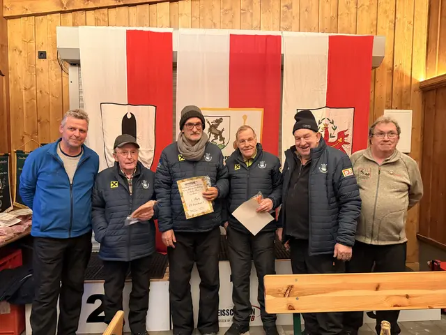 Rang 5 EV Fieberbrunn II, Bernd Gasteiger, Heinz Huber, Christian Erhart und Michael Hochfilzer mit den Offiziellen l. Rupert Straßer, r. Andi Aberger