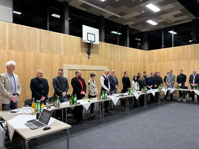 Bernd Mara und der Gemeinderat von Maria Lankowitz bei der Angelobung durch BH Elisabeth Kladiva | Foto: MeinBezirk/Harald Almer