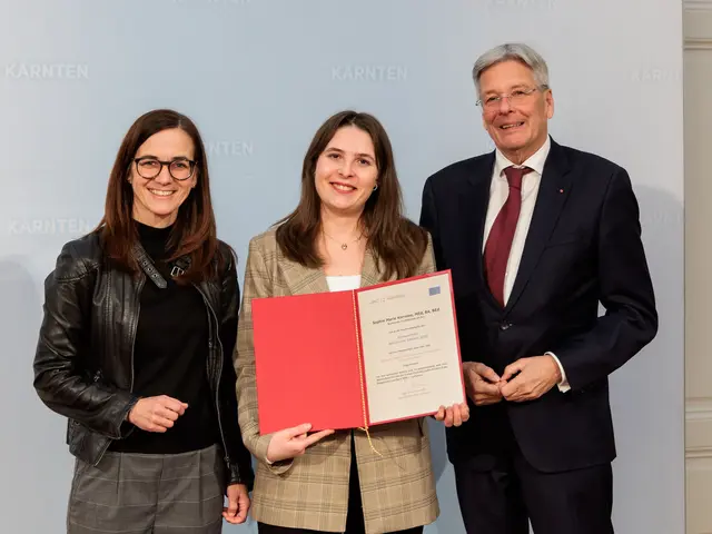 Cornelia Klepp (Päd. Hochschule), Sophie Marie Kornsee und LH Peter Kaiser | Foto: LPD Kärnten/Jannach