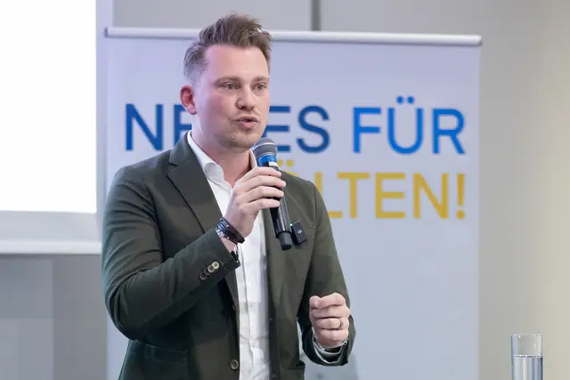 Die ÖVP präsentierte beim Wahlkampfauftakt ihr Programm. Spitzenkandidat Florian Krumböck präsentierte dieses. | Foto: Philipp Monihart