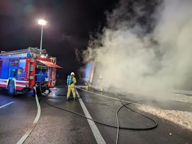 Am frühen Abend fing ein LKW-Anhänger auf der A10 Tauernautobahn Feuer. | Foto: Feuerwehr Pfarrwerfen