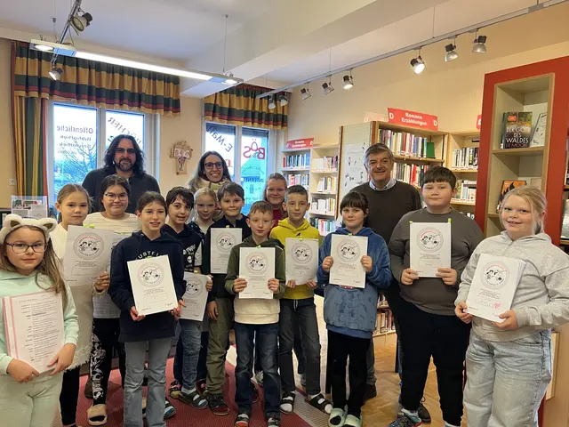 Die stolzen Schülerinnen und Schüler mit Bernhard Welz, Romana Schwindsackl (Direktorin Volksschule St. Veit am Vogau) und Bürgermeister Gerhard Rohrer  | Foto: Buchklub