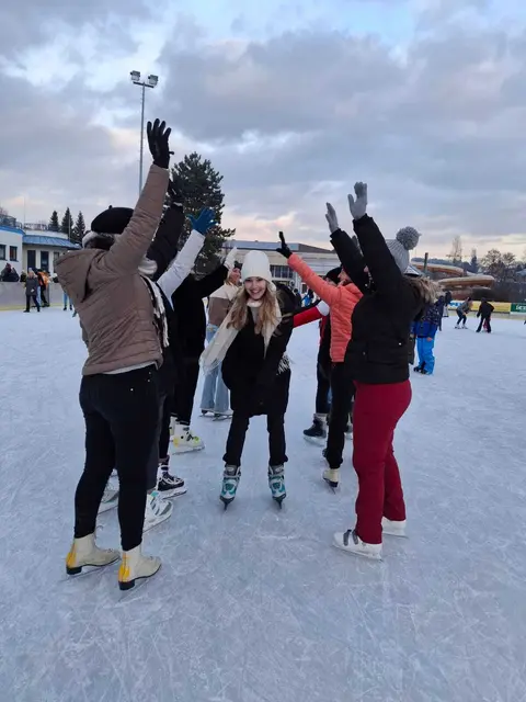 Auf der Kunsteisbahn Pinkafeld geht es lustig zu. | Foto: MeinBezirk/Marie Gartner