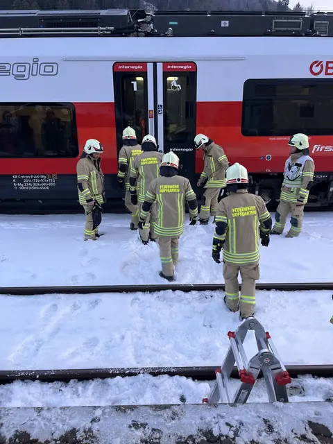 In Hopfgarten musste ein Zug evakuiert werden. | Foto: ZOOM.TIROL