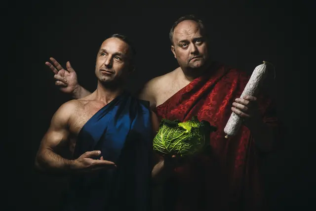 Sixpack versus Sechsertragerl: Kabarettist Günther Lainer und Ernährungsexperte Christian Putscher gehen den gängigsten Ernährungsmythen auf den Grund - mit einer großen Portion Humor.  | Foto: Jan Frankl