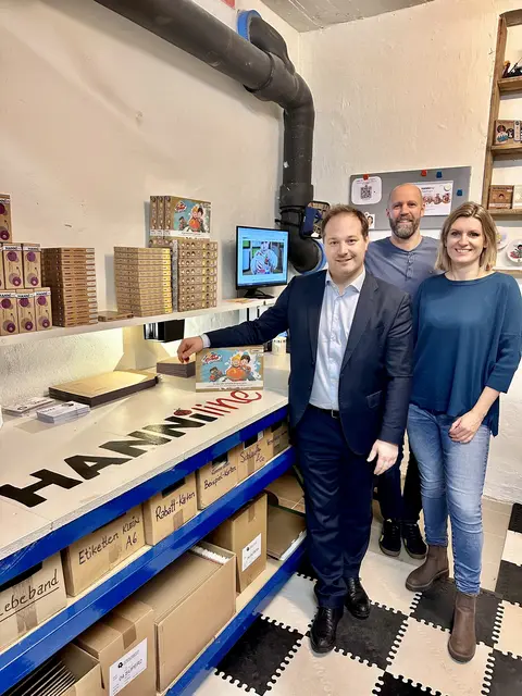 Bezirkschef Daniel Resch stattete dem Döblinger Unternehmen "Hannline" einen Besuch ab.  | Foto: BV19