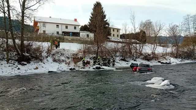 Ein Pkw landete in der Mur. | Foto: FF St. Georgen
