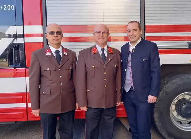 Stellvertreter Gerald Kaiser, Kommandant Andreas Reifetshammer und Bürgermeister Norbert Weber (v.l.). | Foto: Thomas Derflinger