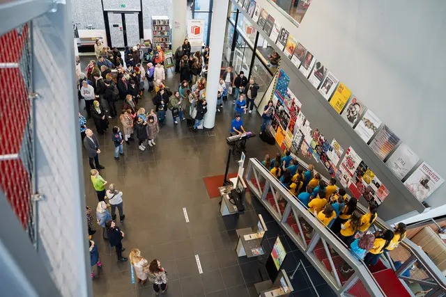 Beim "Weltsprachenfest" nutzten zahlreiche Besucherinnen und Besucher aller Altersgruppen die Gelegenheit, sprachliche und kulturelle Vielfalt auf spielerische und interaktive Weise zu erleben. | Foto: Stadt Salzburg/Alexander Killer