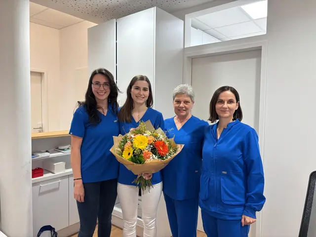 Julia Bergmann (mit Blumenstraus) hat am Dreifaltigkeitsplatz ihre neue Ordination eröffnet. | Foto: Manuela Danzinger