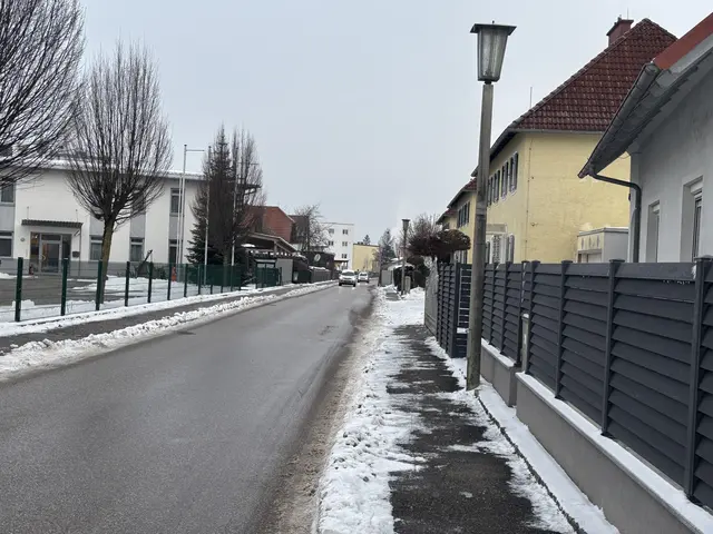 Die Max-Hirschenauer-Straße gilt laut Anrainern nicht zuletzt aufgrund des sehr schmalen Gehsteigs als besonders gefährlich. | Foto: David Ebner/MeinBezirk