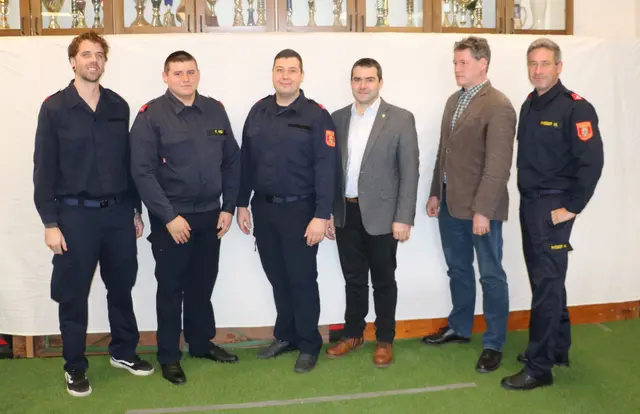 Leiter des Verwaltungsdienstes Manuel Nejedly, Kdt.
Stv. Florian Hrdy, Kdt. Stefan Andre, VzBgm. Martin Bauer, GemRat.
Johannes Bättig, Ortsvorsteher Martin Weber
 | Foto: FF Eichhorn