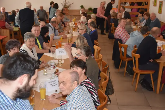 Der Seniorenbund Pabneukirchen lud zu einem unterhaltsamen Nachmittag bei Tanz, Musik und Unterhaltung.  | Foto: Zinterhof
