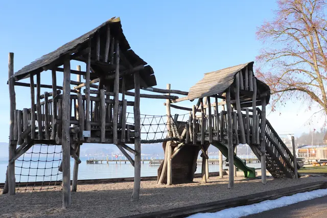 Dieser Pfahlbau-Spielplatz in Seewalchen
 ist schon was ganz BESONDERES. 