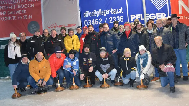 Stock Heil für die beiden motivierten Moarschaften beim Turnierbeginn... | Foto: MeinBezirk/Josef Strohmeier