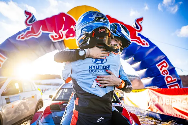 Eng umschlungen nach der Zieldurchfahrt: Simon Wagner und Hanna Ostlender. | Foto: Jännerrallye/Michael Jurtin