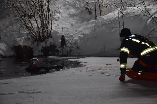 Ein Mitglied der FF Mistlberg stellte sich als "Opfer" zur Verfügung und ging ins eiskalte Wasser.  | Foto: FF Peilstein