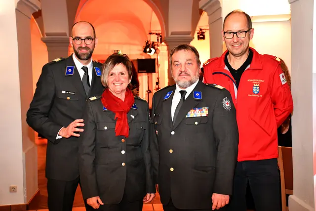 Hans Ebner (2. v. r.), Präsident des Roten Kreuzes Niederösterreichs, lobte die Mannschaft des Roten Kreuzes St. Peter/Au, angeführt von Bezirksstellenleiter Michael Halmich (l.), sowie seinen Stellvertretern Katharina Latschenberger (2. v. l.) und Wolfgang Lins (r.), bei der Eröffnung in den höchsten Tönen. | Foto: RKNOE/J. Penzendorfer