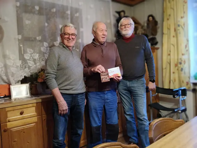 Alfred Preisl (Mitte) erhielt die Glückwünsche von Vorsitzendem Erich Böhm (r.) und Hauptkassier Robert Mörth. | Foto: Pensionistenverband Zwettl