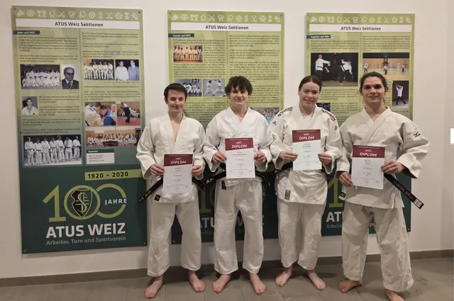 Botond Hopp, Jannik Rauchenberger, Johanna Reisinger und Markus Beck (v. l.) vom ATUS Weiz konnten ihren ersten schwarzen Gurt im Judo erlangen.  | Foto: Hannes Neudeck
