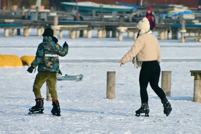 In den letzten Tagen wurde der Neusiedlersee kurzerhand zum Eislaufplatz. | Foto: Josef Steiger