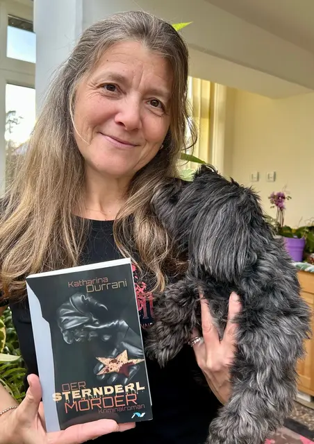 Autorin Katharina Durrani mit "Der Sternderlmörder" und ihrem Hund. | Foto: privat