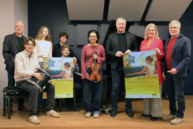 v.li.n.re.: Musikschulleiter Hubert Poell, die jungen Talente Simon Langhammer, Dominika Naumenko, Paul Alexei, Eduard Koller (vorne) und Sama Bassam, Bürgermeister Peter Molnar, Kulturgemeinderätin Elisabeth Kreuzhuber und KIWANIS-Präsident Herbert Pallan | Foto: Stadt Krems