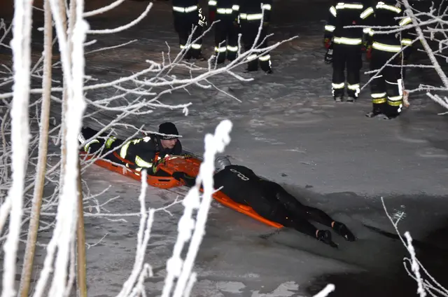 Mittels Korbtrage wurde der "Verunglückte" bei der Übung aus dem Fischteich befreit.  | Foto: FF Peilstein