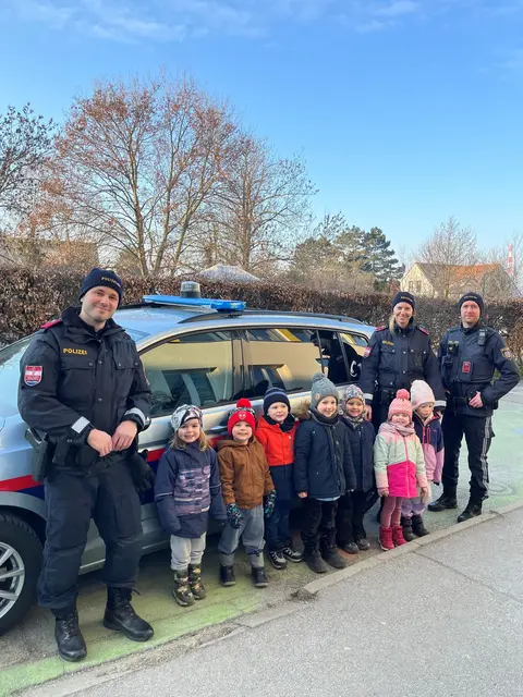 Strahlende Polizei- und Kinderaugen: Der Einsatz hat sowohl den Großen als auch den Kleinen, Spaß gemacht.  | Foto: Kindergarten Bisamberg