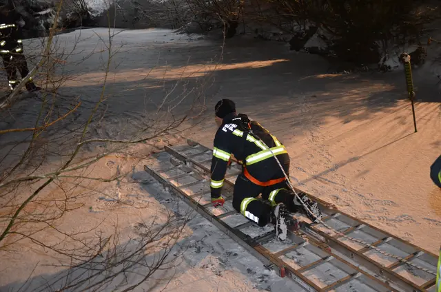Der Selbstschutz ist für die Feuerwehrkameraden bei einer Bergung aus dem Eis am wichtigsten.  | Foto: FF Peilstein