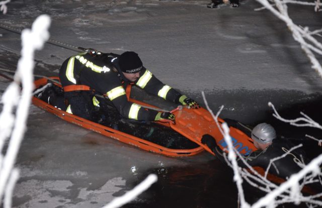 Bei eisigen Bedingungen und im Dunkeln trainierten die Feuerwehrkameraden für den Ernstfall.  | Foto: FF Peilstein