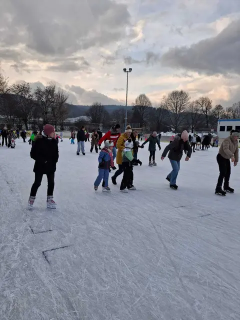 Viele Eisläuferinnen und Eisläufer tummeln sich. | Foto: MeinBezirk/Marie Gartner