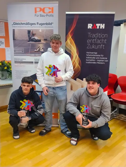 Die Sieger im Bereich Ofenbau- und Verlegetechnik v. l.: Jonas Erlacher (2. Platz), Sebastian Pichler (1. Platz) und Julian Rafer (3. Platz). | Foto: WKK
