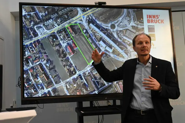 Das Feld, auf dem "AmrasNext" entstehen wird. Bürgermeister Anzengruber erläutert die Aufteilung des Feldes. | Foto: Königer