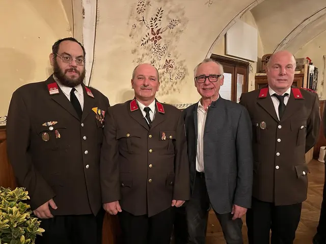 v.l.n.r Feuerwehrkommandant Stv. BI Stephan Weiss, Feuerwehrkommandant OBI Hannes Plank, Bürgermeister Roman Sigmund, Leiter des Verwaltungsdienstes V Ingo Schäfer | Foto: FF Fuchsenbigl