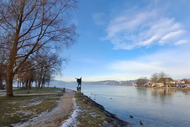 Das Flößerdenkmal erinnert an den Umschlagplatz der Flößer und Schiffer.
