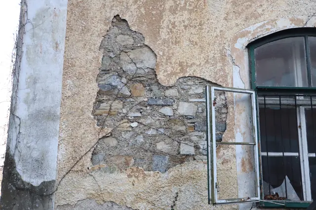 ...am Weg entdeckt, denn unter Putz
 gefiel mir die Wand besser. LOST PLACE