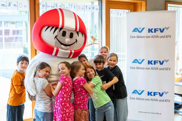 Verkehrsmaskottchen Helmi besuchte die VS Seegraben. | Foto: KFV/Michael Sabotha