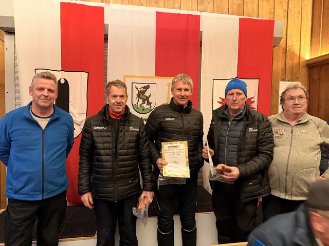 Rang 6 ESC Jochberg II; Walter Kreidl, Hubert Auberger und Josef Landmann mit den Offiziellen,  nicht im Bild Herbert Hochwimmer.