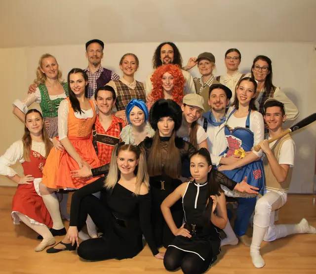 MOMO: Lily Binder / Kassiopeia: Sophie Thier / Meister Hora: Christoph Pöll
ZEITRÄUBER: Managerin: Carina Mitsch / Influencerin: Marcelina Gappmaier / Bibigirl: Valentina Rrudhani
STADTBEWOHNER: Beppo: Ilona Gappmaier-Ortner / Friseur Fusi: Alexander Ortner / Flora: Luna Zoufal / Gigi: Nicolas Ortner / Wirtstochter: Julia Schimeck / Wirtin Liliane: Angelika Ortner / Wirt Nino: Peter Fluch / Major: Katharina Rupp / Baker: Marina Fürpass / Teacher: Tamina Harand, Beatrix Zoufal / Baseball Player: Christian Heger / Cheergirl: Lilli Wlaka | Foto: ortner4DANCE | Martin Zoufal