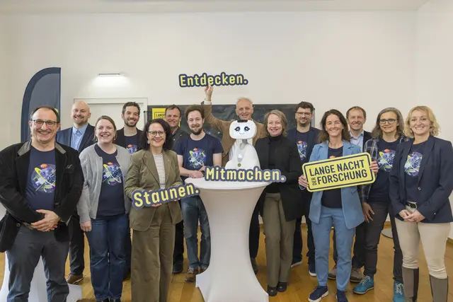 Landesrätin Daniela Gutschi (5.v.l.), Siegfried Reich (Salzburg Research), Dagmar Aigner (Stadt Salzburg) und Julia Eder (Salzburg Research) mit den Forschenden. | Foto: Land Salzburg/Neumayr/Leopold