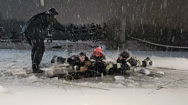 Unter strengsten Sicherheitsvorkehrungen und mit Unterstützung der Wasserrettung wurden unterschiedliche Rettungsmethoden trainiert – von einfachen Hilfsmitteln wie Schaufel und Spineboard bis hin zu einem speziellen, aufblasbaren Eisretter. | Foto: FF St. Pölten Stadt