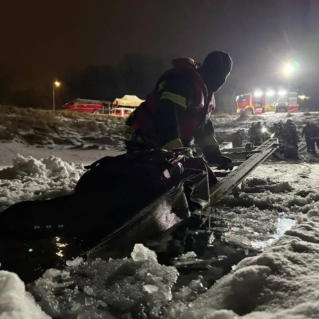 Am zugefrorenen Silbersee trainierte die Feuerwehr den Ernstfall.  | Foto: FF Kritzendorf