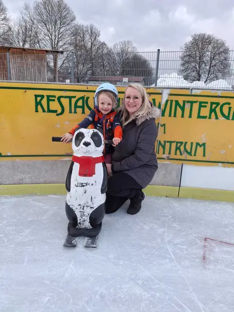 Schon die jüngsten Eisfans wagen sich aufs glatte Terrain. | Foto: MeinBezirk/Marie Gartner
