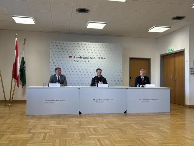Rene Kronsteiner vom LKA Steiermark, Polizeidirektor Gerald Ortner und Christian Kroschl (v.l.) von der Staatsanwaltschaft Graz informierten am Mittwoch im Rahmen einer Pressekonferenz über den aktuellen Ermittlungsstand im Fall der ermordeten Johanna G.  | Foto: MeinBezirk/Sarah Konrad
