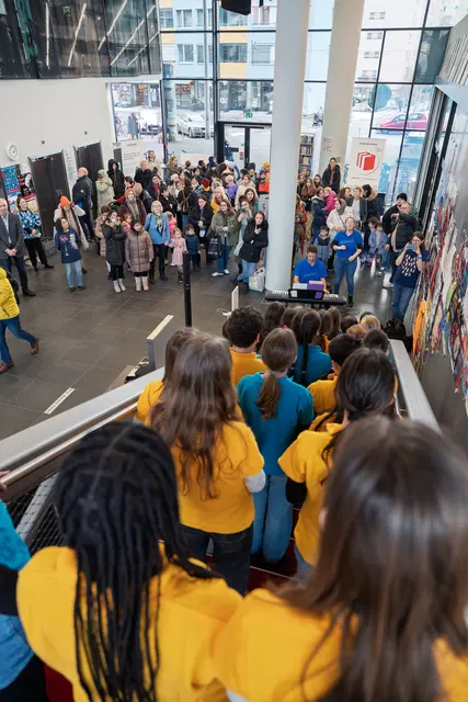 Beim "Weltsprachenfest" nutzten zahlreiche Besucherinnen und Besucher aller Altersgruppen die Gelegenheit, sprachliche und kulturelle Vielfalt auf spielerische und interaktive Weise zu erleben. | Foto: Stadt Salzburg/Alexander Killer